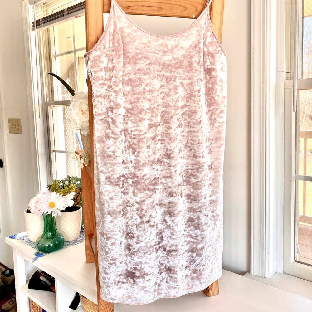 Victoria’s Secret US size M/L baby pink crushed velvet strappy nightgown